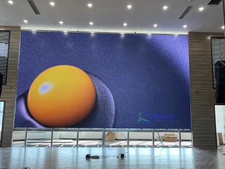 蔡甸汽車測試場COB1.25安裝完成   尺寸：8.4*4.725   像素點(diǎn) ：6720*3780