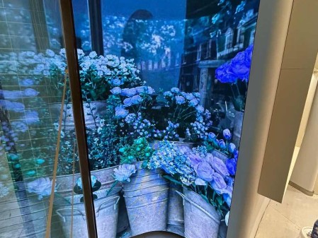 江漢路室內(nèi)全彩P2.0軟模組安裝完成  尺寸：1.28*2.4m像素點(diǎn)：640*1200