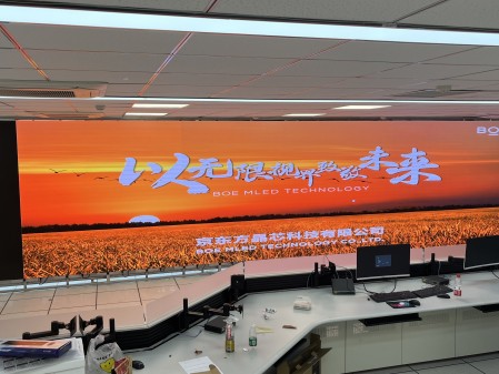 **汽車測試場COB1.2安裝調試完成   尺寸: 13.8*2.3625    像素點 :11040*1890